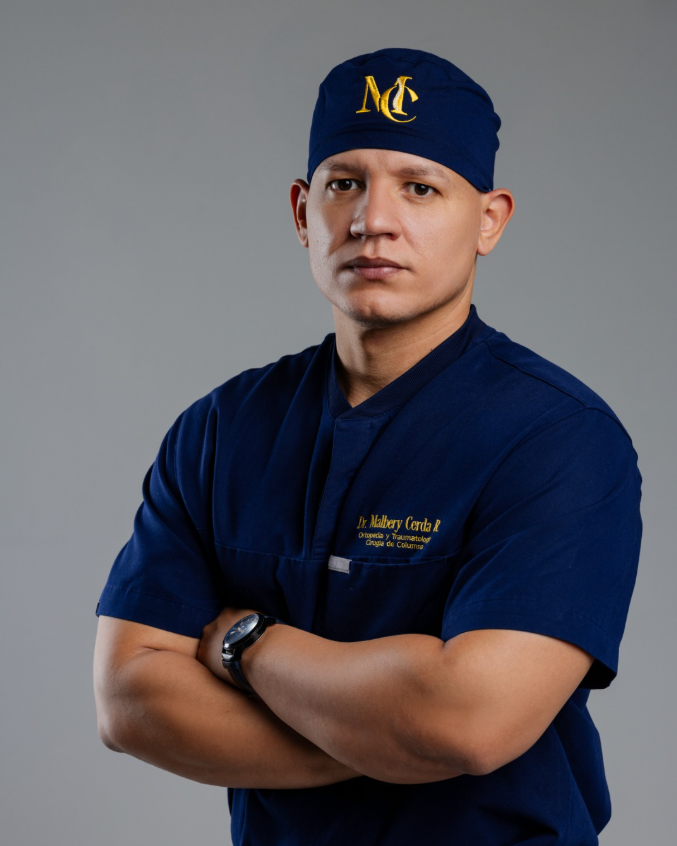 Dr. Malbery Cerda con uniforme quirúrgico